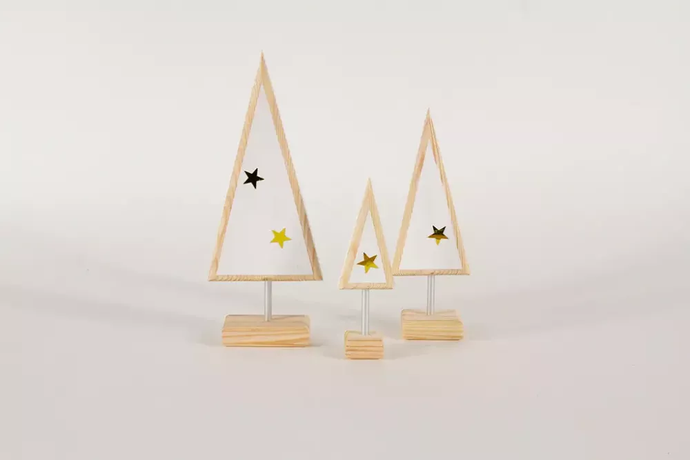 Elegante Tannenbaum-Deko aus weiß lackiertem Kiefernholz auf Metallstab – 3er Set