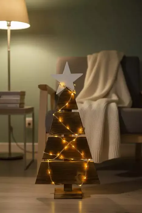 Rustikaler Tannenbaum aus Altholz – 58 cm hohe Weihnachtsdekoration mit LED-Beleuchtung und eleganter Stern-Spitze