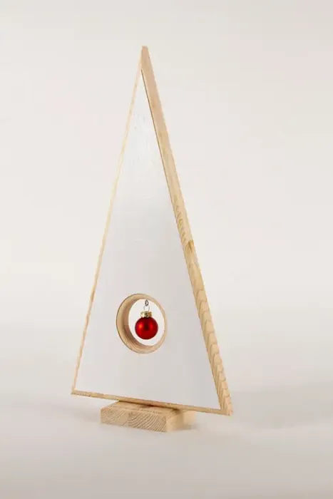 Eleganter weißer Holz-Tannenbaum – stilvolle Weihnachtsdekoration