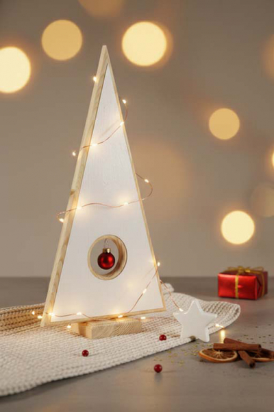 Schlichter Tannenbaum aus Holz in Weiß – festliche Tischdekoration
