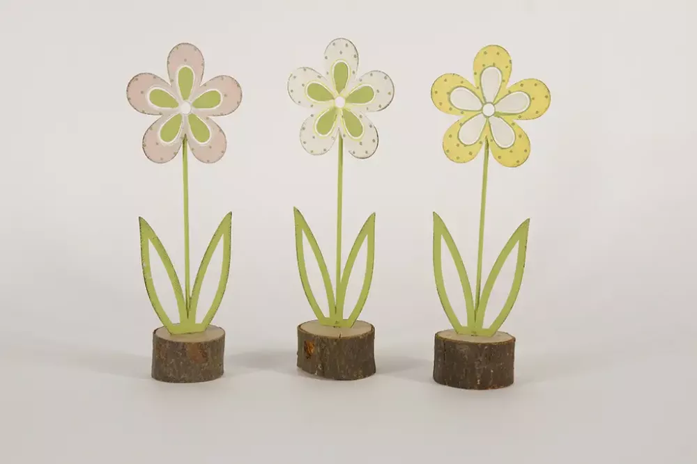 Fröhliche Frühlingsblume aus Metall auf Holzstamm 26 cm – stilvolle Tischdeko & Geschenkidee. Jetzt online kaufen!