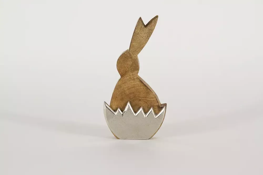 Hase aus Holz im Ei aus Metall