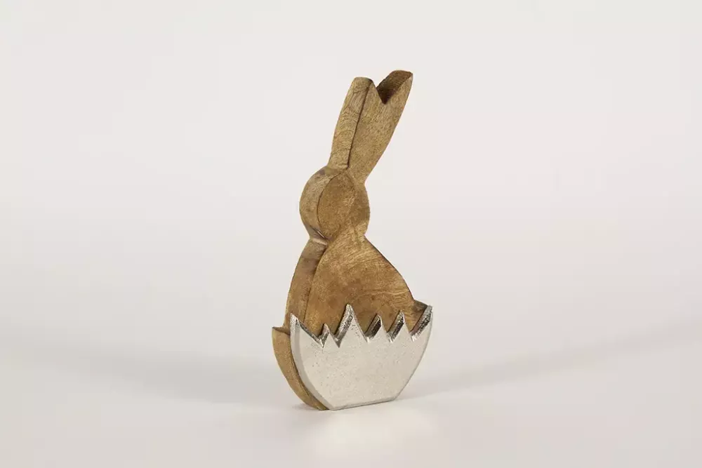 Hase aus Holz im Ei aus Metall