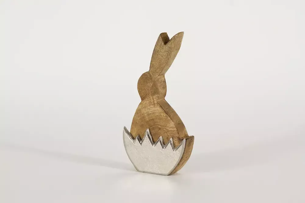 Hase aus Holz im Ei aus Metall