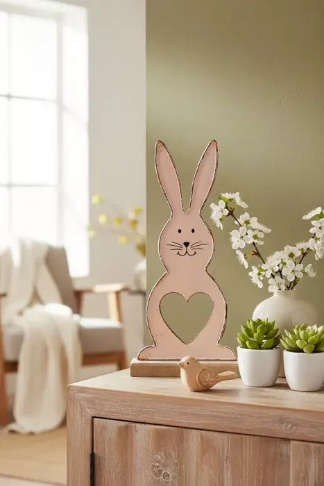 Hase aus Metall auf Holz rosa 27 cm