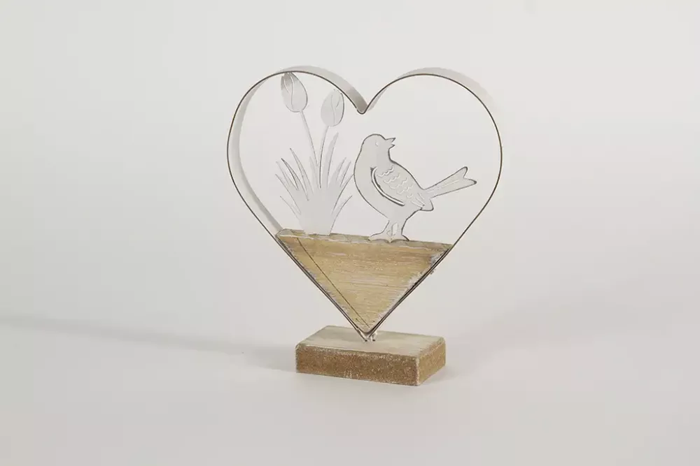 Romantische Dekofigur: Herz aus Metall mit Vogel auf Holzsockel – ideal als Geschenkidee.
