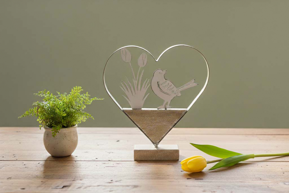 Dekorativer Herz-Aufsteller aus Holz mit filigranem Vogelmotiv aus Metall – perfekte Osterdeko.