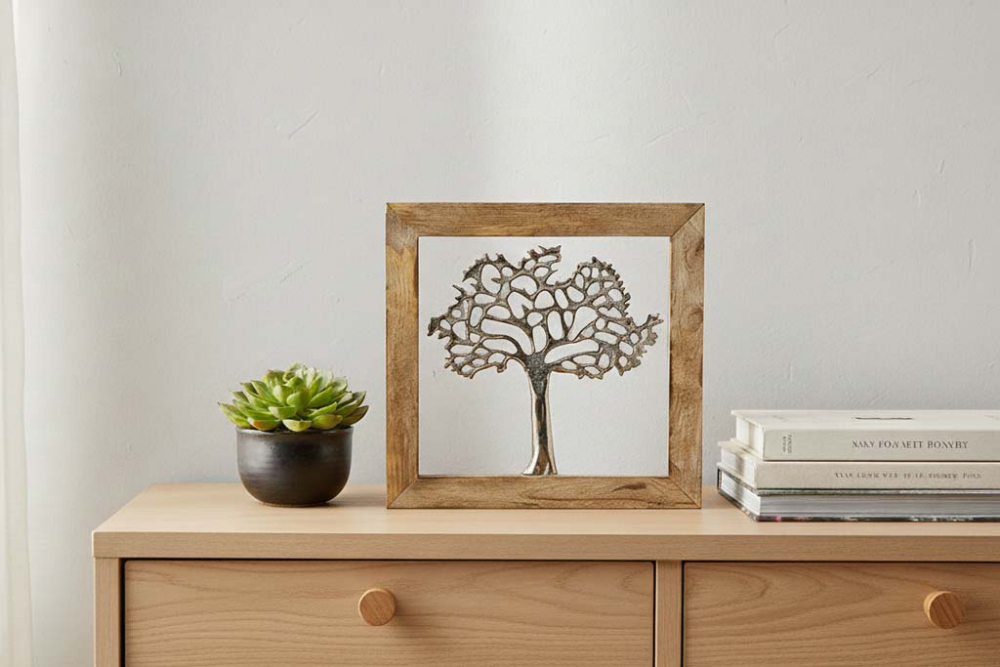 Baum aus Metall im Holzrahmen – rustikale Wanddeko Naturmotiv