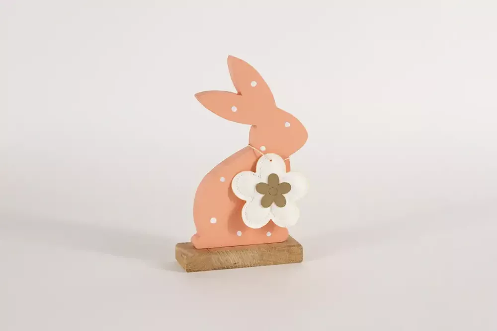 Lackierter Osterhase aus Holz auf Eichensockel in apricot
