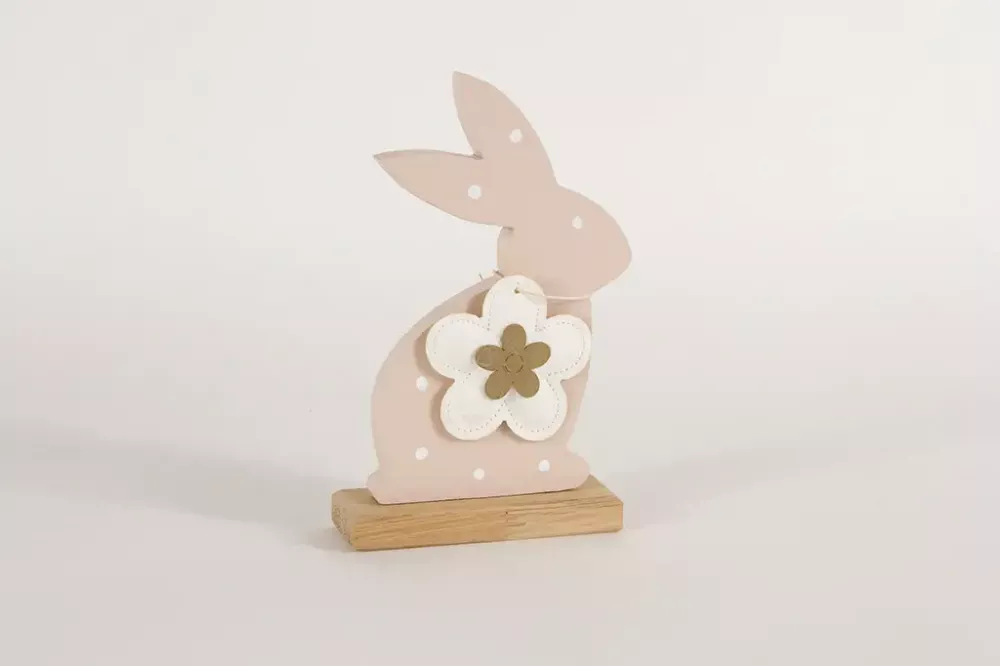 Lackierter Osterhase aus Holz auf Eichensockel in mandel