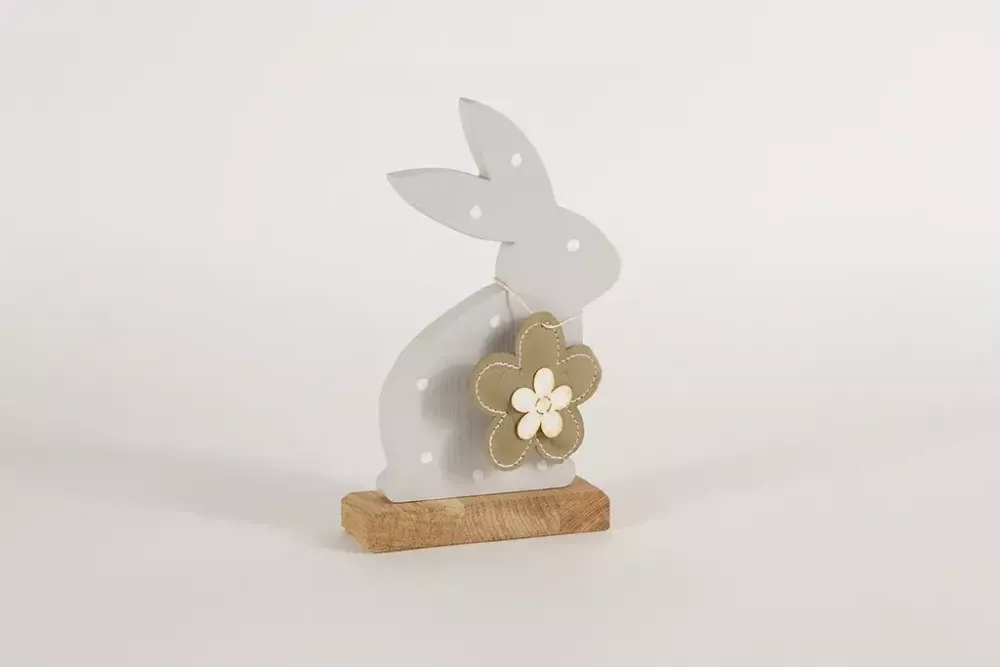 Lackierter Osterhase aus Holz auf Eichensockel in nebel