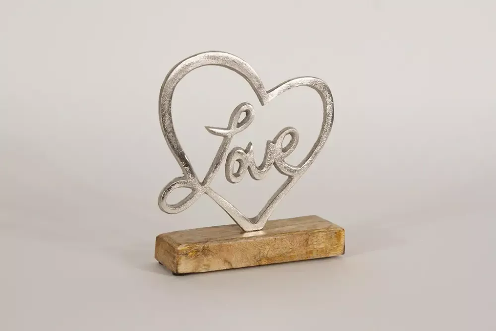 Herz Love aus MetaHerz Love aus Metall – moderne romantische Wohnraumdekorationll auf Holz Sockel