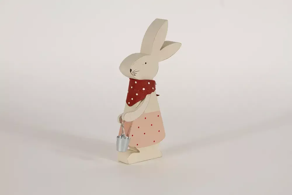 Osterhase aus Holz mit Eimer