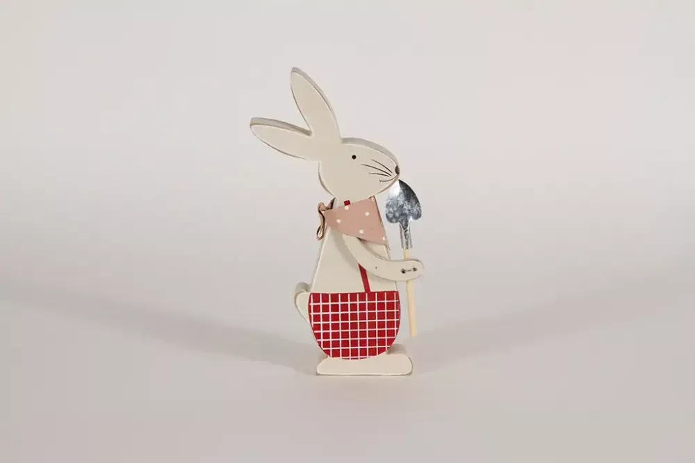 Osterhase aus Holz mit Schaufel