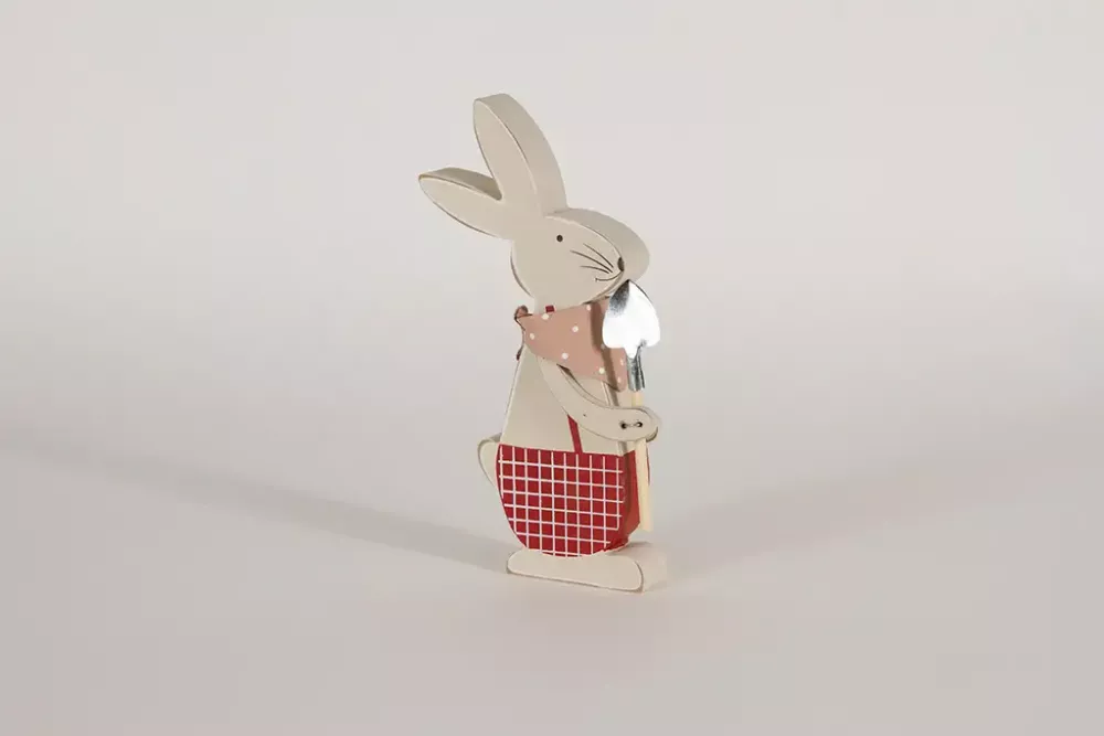 Osterhase aus Holz mit Schaufel