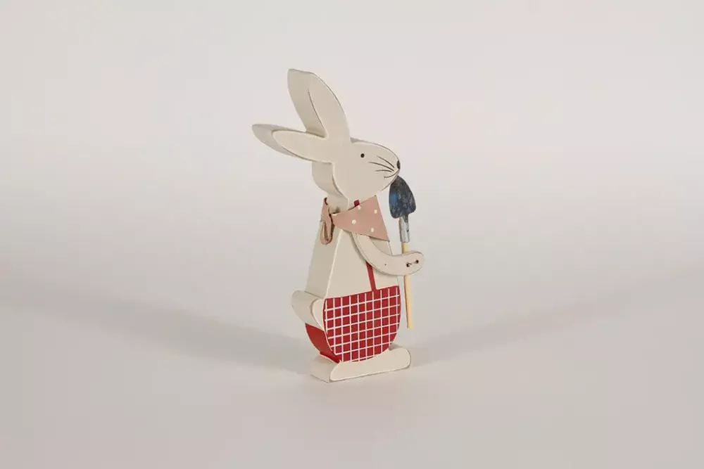 Osterhase aus Holz mit Schaufel