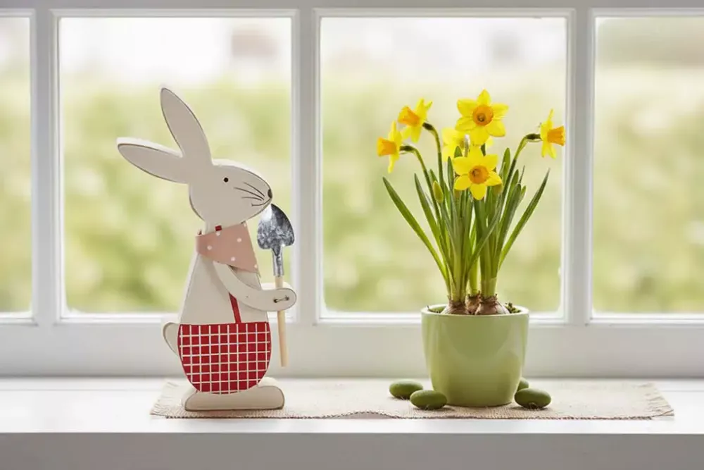 Osterhase aus Holz mit Schaufel