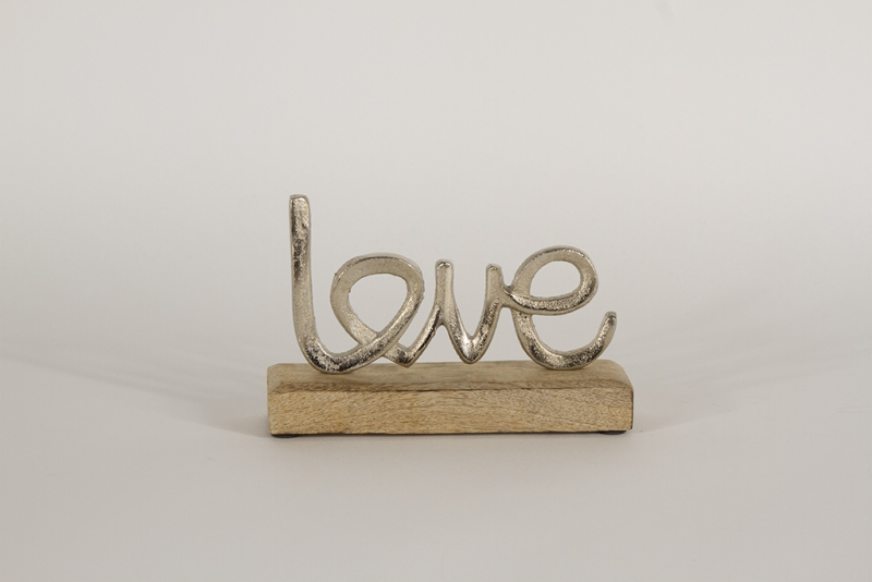 Schriftzug Love aus Metall auf Holz