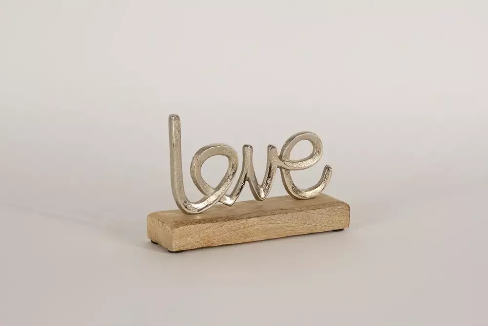 Schriftzug „Love“ aus Metall auf Holz – romantische Wohnraumdekoration
