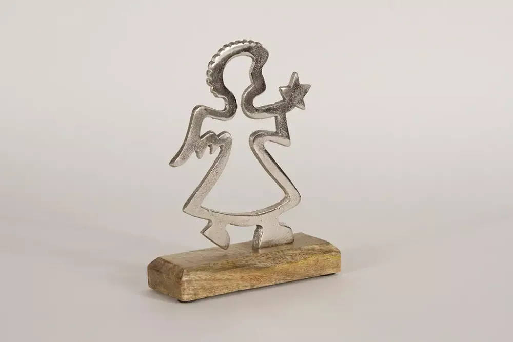 Stilvoller Engel aus Holz mit Metallverzierung als festliche Wohnaccessoire