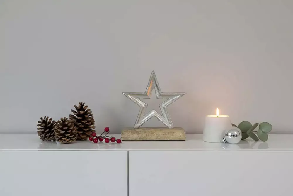 Stern aus Metall und Holz als elegante Weihnachtsdekoration