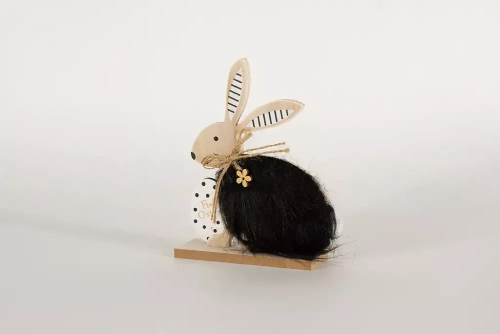 Hase aus Holz mit weichem Fell und Osterei charmante Osterdekoration