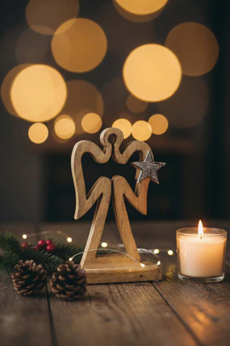 Engel aus Holz mit filigranem Metallstern – rustikale Weihnachtsdeko
