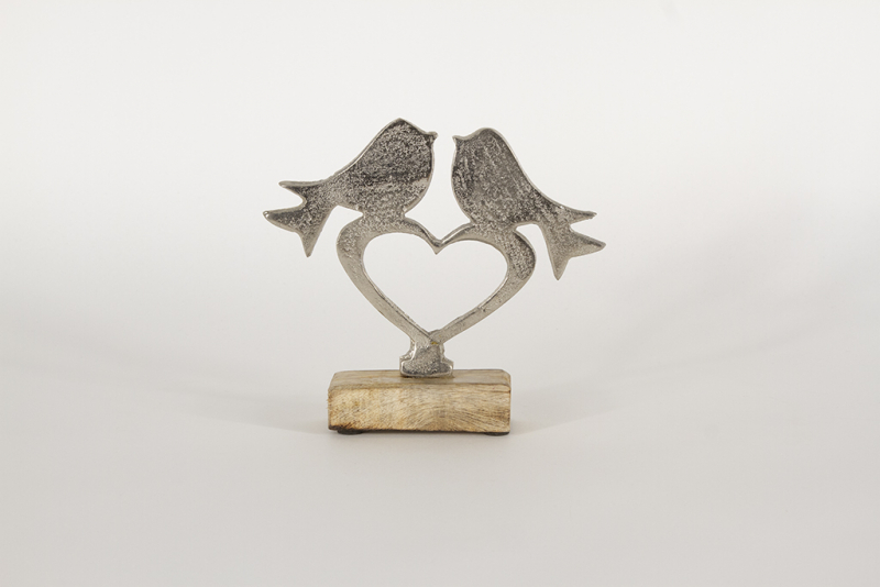Vogel auf Herz aus Metall mit Holzsockel
