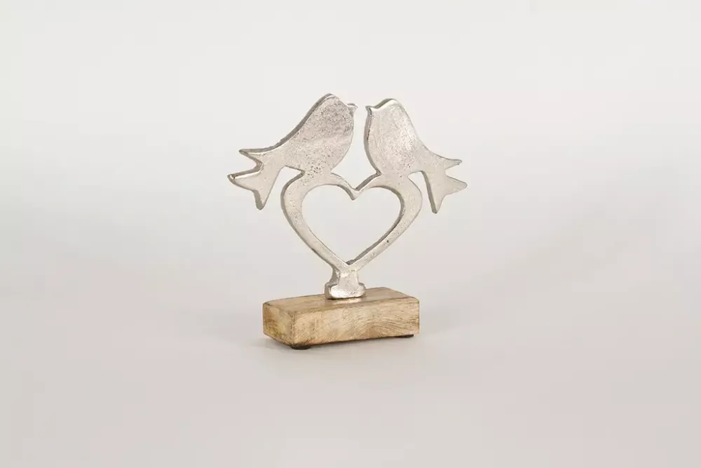 Romantischer Aufsteller: Vogel auf Herz aus Metall auf Mangoholz-Sockel – perfekte Geschenkidee.