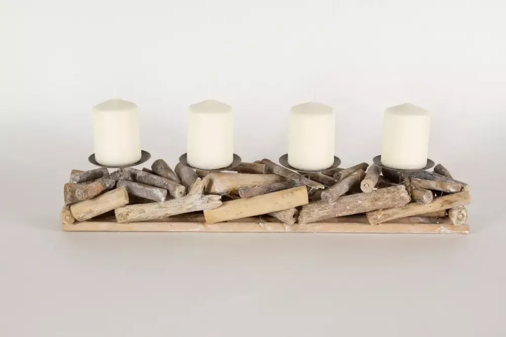 Natürlicher Kerzenhalter Adventsgesteck aus Holz als festliche Tischdeko
