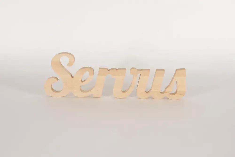 Schriftzug Servus aus Holz Buche