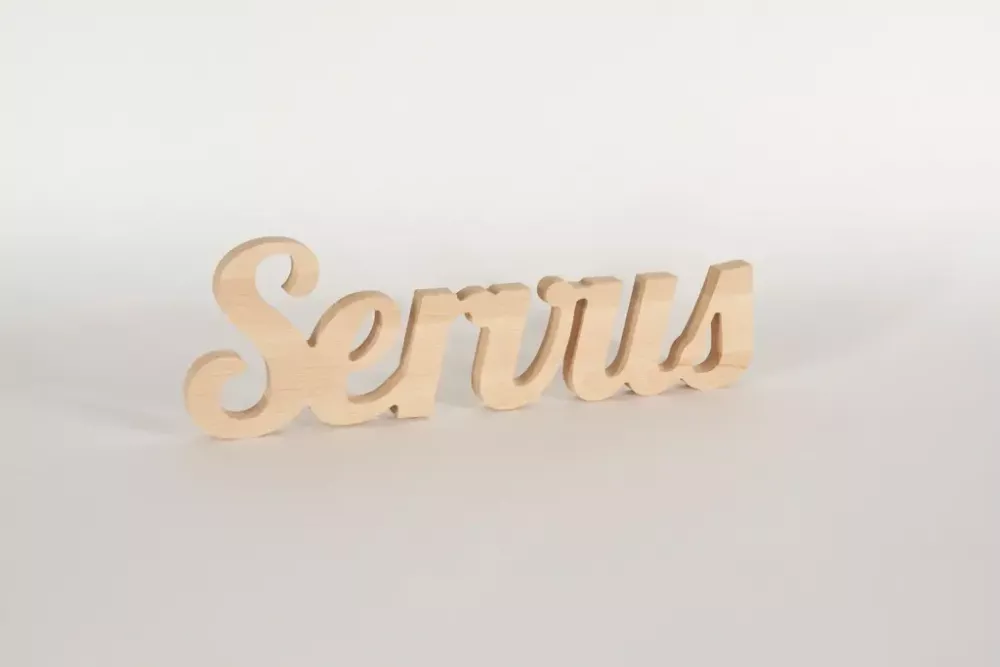 Begrüßungs-Schriftzug Servus aus Holz