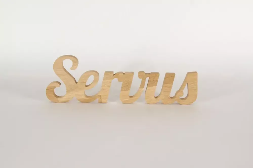 Holz Schriftzug Servus als Deko im Flur