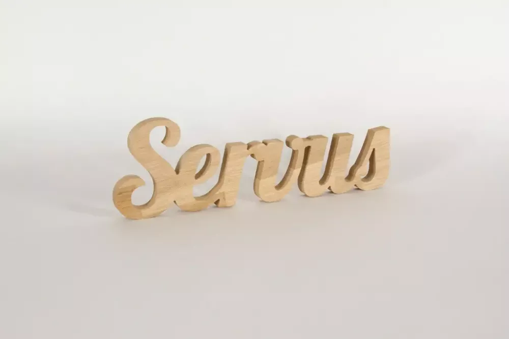 Begrüßungs-Schriftzug Servus aus Holz