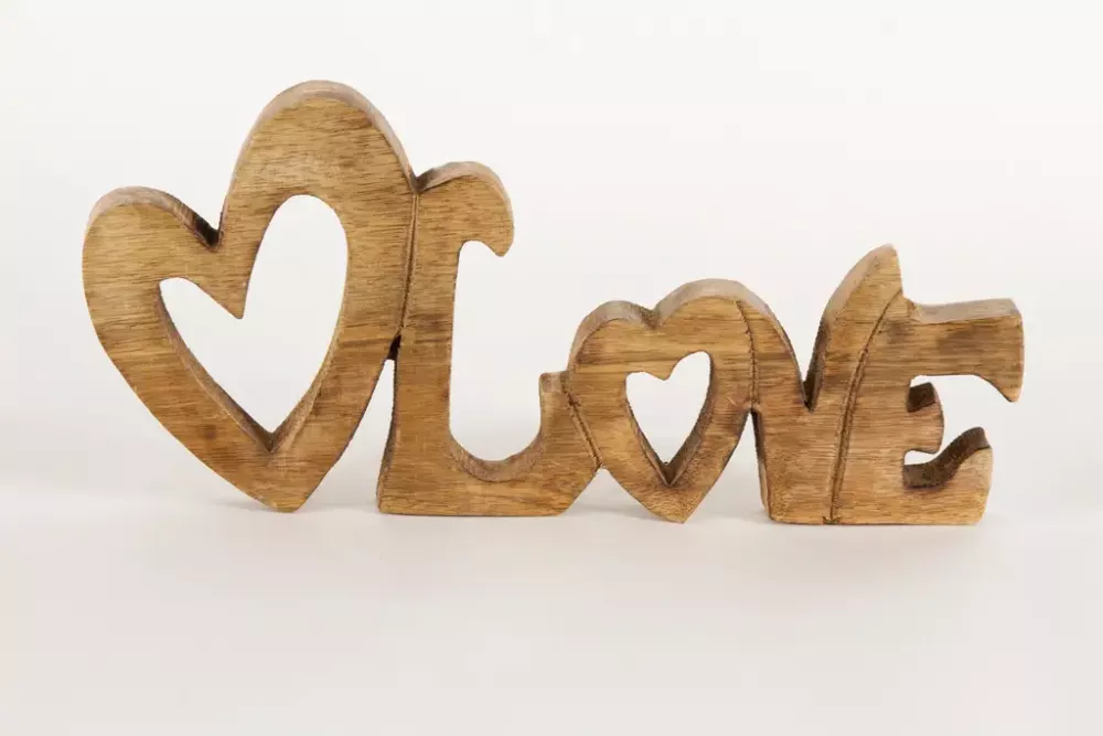 Schriftzug Love aus Mangoholz – natürliche und romantische Wohnraumdekoration