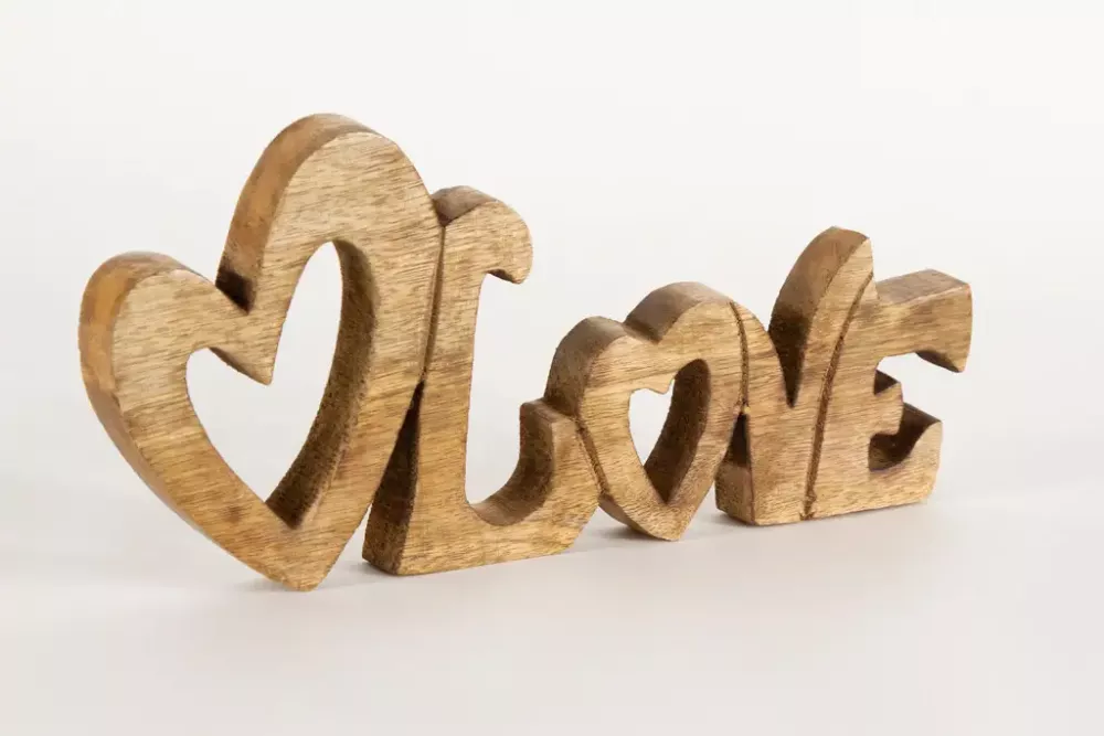 Schriftzug Love aus Mangoholz – natürliche und romantische Wohnraumdekoration