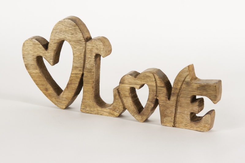 Schriftzug Love mit Herz aus Mangoholz