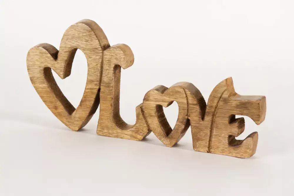 Schriftzug Love aus Mangoholz – natürliche und romantische Wohnraumdekoration