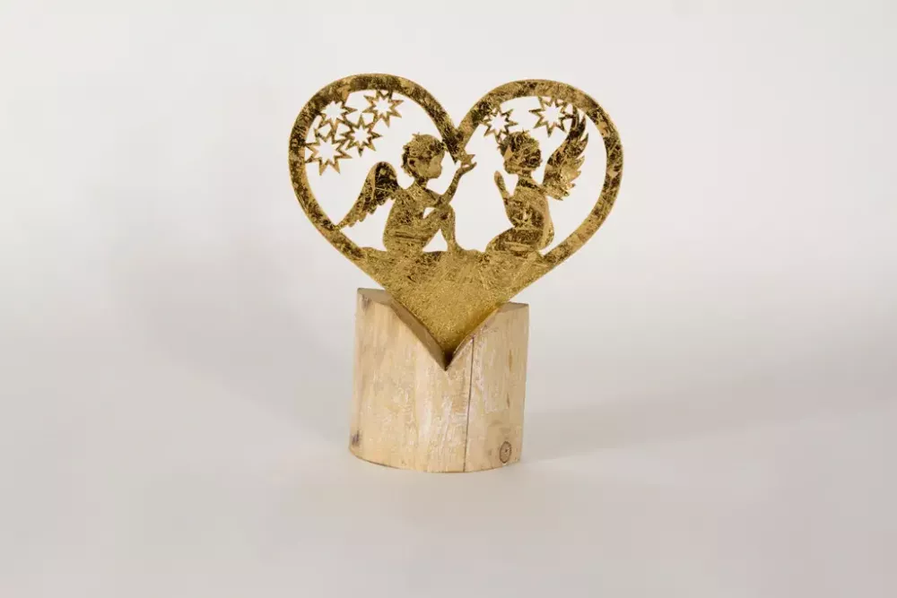 Engel aus Metall in Herzform auf Holzständer – elegante Weihnachtsdekoration