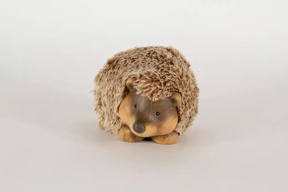 Liegender Igel aus Ton mit Kunstfell – herbstliche Deco fürs Regal oder Fensterbank; gleich entdecken