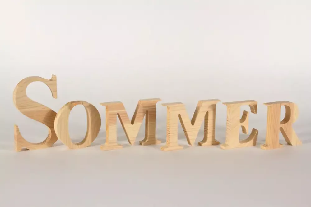 Schriftzug Sommer Holz für frische Sommerstimmung