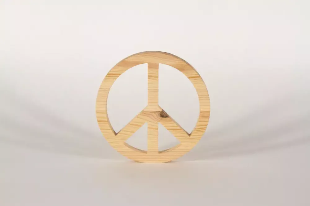 Peace-Zeichen aus unbehandeltem Kiefernholz – Zeitlose Tischdeko