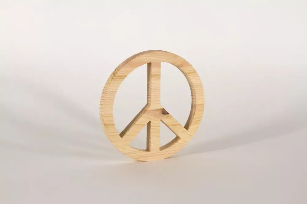 Rustikales Peace-Zeichen aus Holz – Friedenssymbol für dein Zuhause
