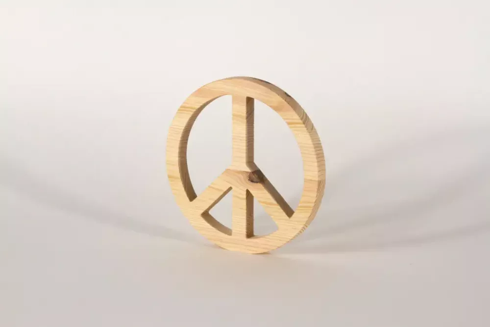 Dekoratives Peace-Zeichen aus Kiefernholz – Harmonische Wohnaccessoires