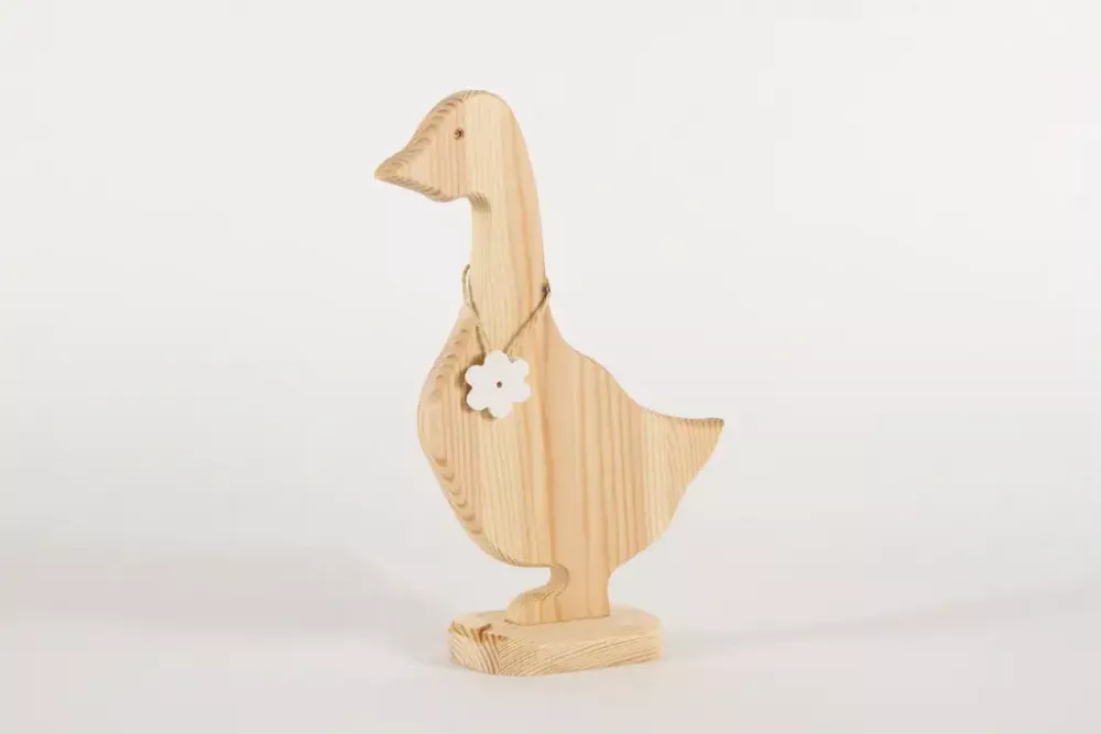 Ente aus Holz auf Sockel