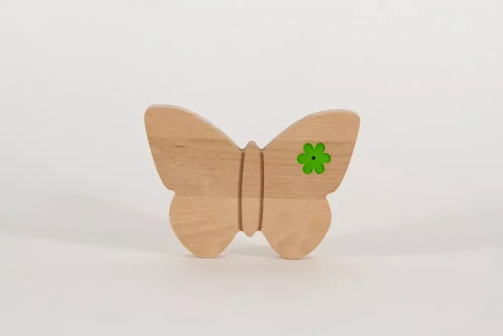 Schmetterling aus Buchenholz in Grün mit Blumen-Gravur – stilvolle Frühlingsdeko für Ihr Zuhause.