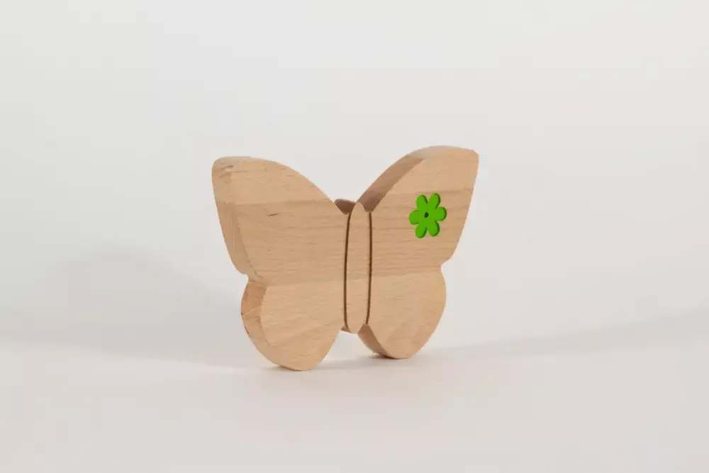 Holzschmetterling in Weiß mit filigraner Blumen-Gravur – ideale Tischdeko für Frühling & Ostern.