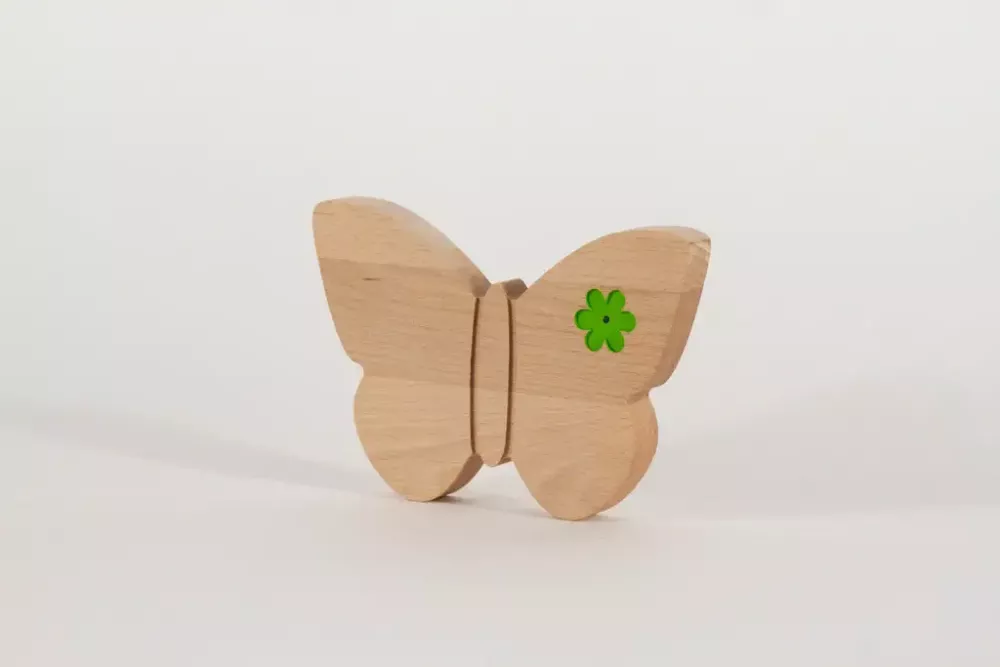 Dekorativer Schmetterling aus Buchenholz mit Blumen-Gravur – perfekte Geschenkidee für Frühlingsfreunde.