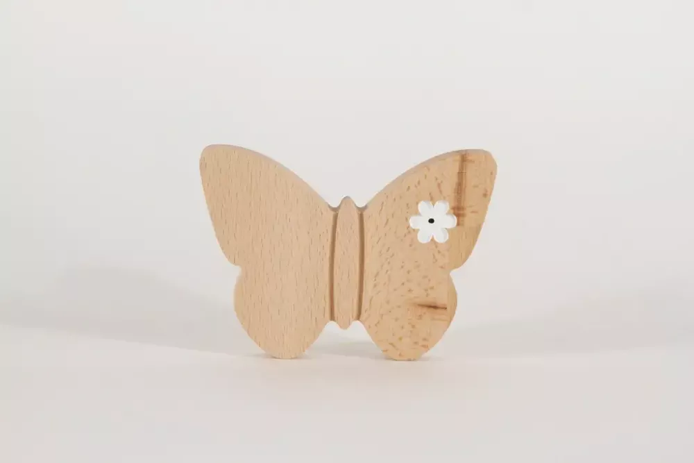 Schmetterling aus Buchenholz in Grün mit Blumen-Gravur – stilvolle Frühlingsdeko für Ihr Zuhause.