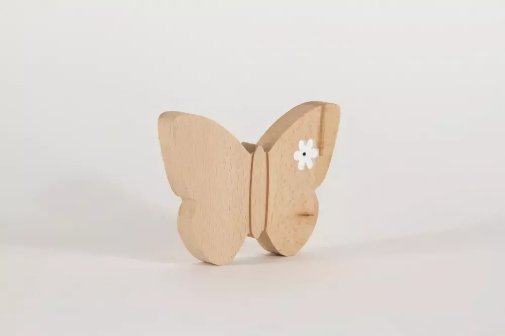 Holzschmetterling in Weiß mit filigraner Blumen-Gravur – ideale Tischdeko für Frühling & Ostern.